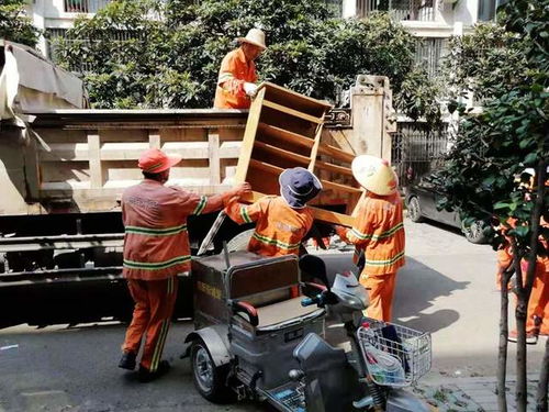 漢陽城管為民服務，義務清理小區建筑垃圾，共建美好家園
